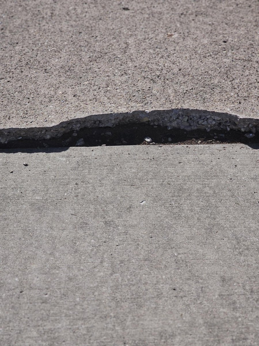 navywife_posh1's tweet photo. @KatLouiseMiller @HesLyingAgain This looks as bad as the sidewalk that’s getting replaced by my mom’s house. That’s a dog gone shame what you can get for $400K. Who did this work, Stevie Wonder on an off day? #dariuscrooks #HIPHOPSNOT #bankrupt #BaliBusted #TommysPlace https://t.co/LEiCAHQmum