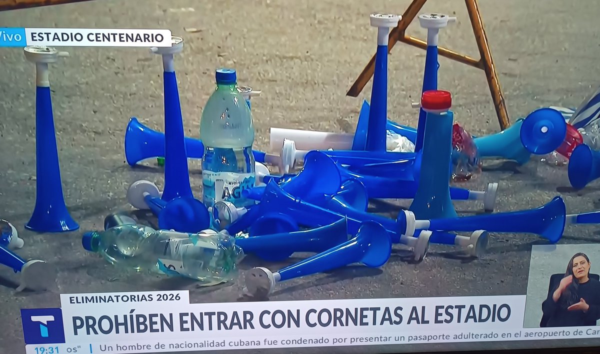 ArbitrajeU's tweet photo. 🚫PROHIBEN LAS CORNETAS😳

De acuerdo a lo informado en @TelenocheUy la seguridad no permite el ingreso al estadio para ver a la selección @Uruguay con "bubuzelas" y cornetas📯

Tocamos fondo...🤦