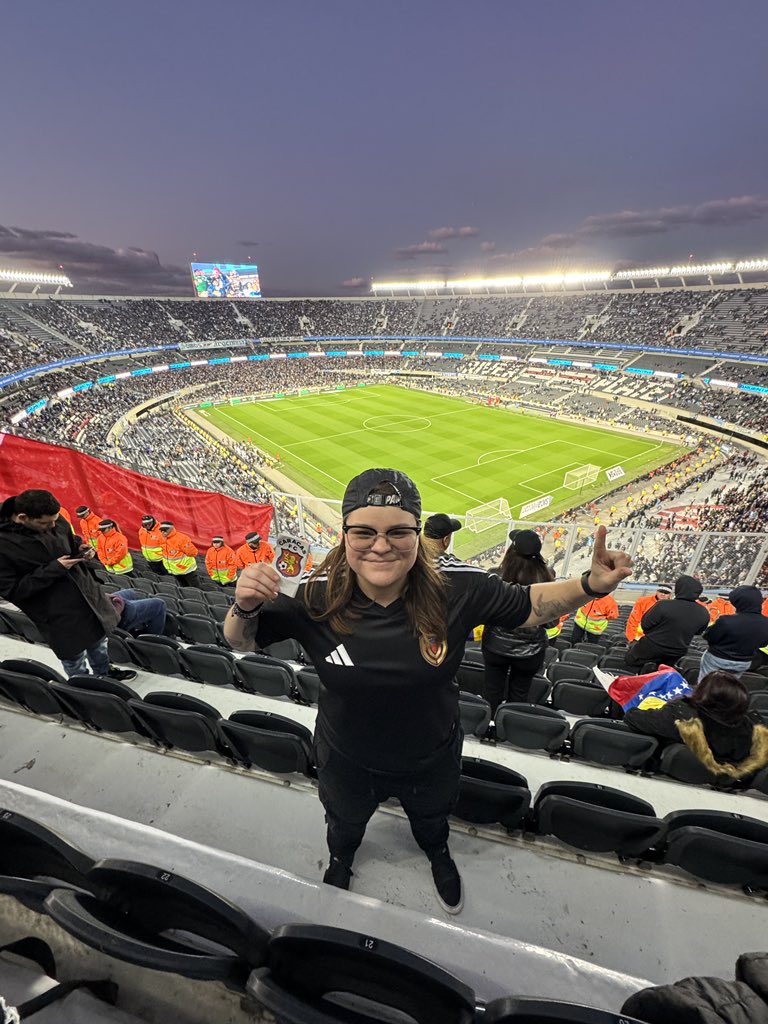 Primera vez viendo a mi vinotinto 😭

Viviendo el sueño 🇻🇪