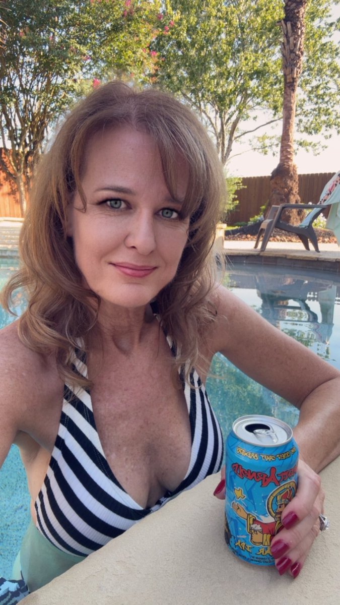 LGLegs's tweet photo. It’s hot as all get out! I’m in the pool for happy hour! Cheers loves! 🍻💕
#ThirstTrapThursday 🤣🤣 https://t.co/EHTP0xgurA