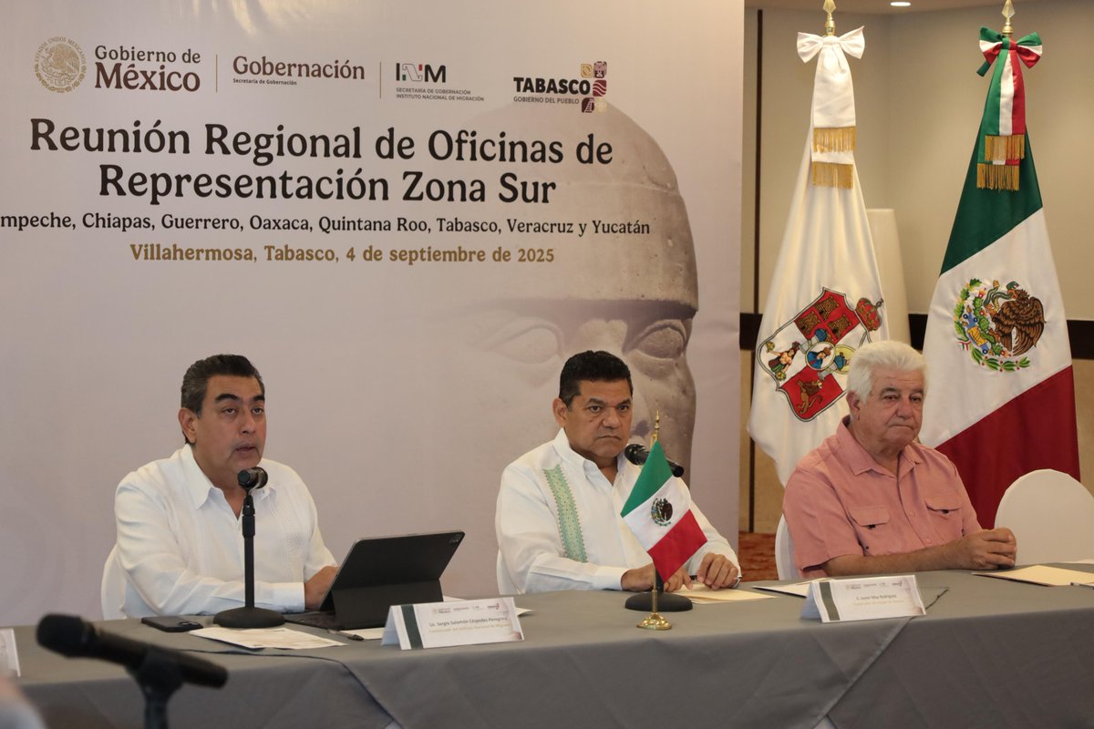 INAMI_mx's tweet photo. Para consolidar acciones que garanticen una #MigraciónSegura, regular y ordenada, bajo la política humanista que impulsa el @GobiernoMX 🇲🇽 por instrucciones de la presidenta @Claudiashein, en 📍 Villahermosa, #Tabasco, el comisionado del @INAMI_mx, @SergioSalomonC inauguró la Reunión Regional de Oficinas de Representación Zona Sur, acompañado por el gobernador del estado, @TabascoJavier, y el secretario de Gobierno, @jrlopezobrador.

El encuentro permitió definir estrategias de atención en la gestión migratoria, así como fortalecer la coordinación con titulares y representantes del #INM en #Campeche, #Chiapas, #Guerrero, #Oaxaca, #QuintanaRoo, #Tabasco, #Veracruz y #Yucatán, y mejorar los servicios que ofrece la institución a publico usuario y a las personas de origen extranjero 🌐 que transitan por nuestro país, con irrestricto apego a los #DDHH. (🧵1/2)