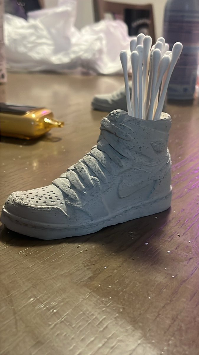Very Proud owner of this new piece of custom artwork I had commissioned from my favourite artist these days . This Young Man is 13 years old and A portion of all sales gets donated to an animal shelter ❤️ <a href="/ColtsCreations/">Colts Creations</a> this Jordan 1 Qtip holder will be part of the daily setup