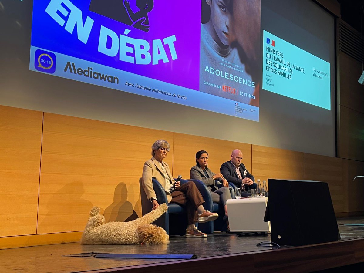 Très belle soirée au ministère à l’occasion du ciné-débat « Enfance en débat »organisé par la haute-commissaire <a href="/sarahelhairy/">Sarah EL HAÏRY</a> :échange très intéressant sur l’implication des partenaires sociaux autour de la protection de l’enfance ,les dangers du net ,des réseaux sociaux …