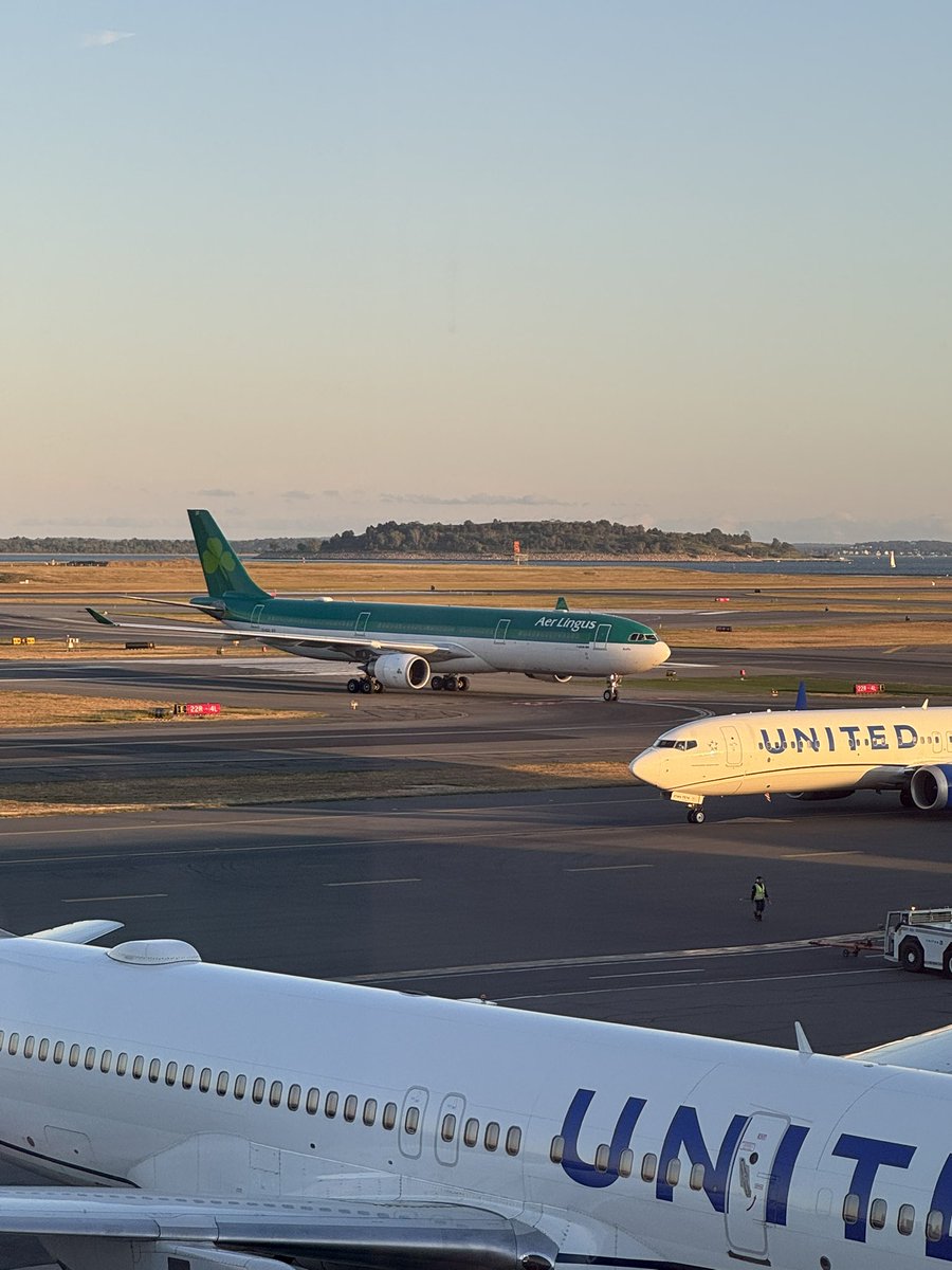 mushyfullam's tweet photo. @AerLingus EI-DUZ after landing in BOS this evening. https://t.co/MlNWytuUGg
