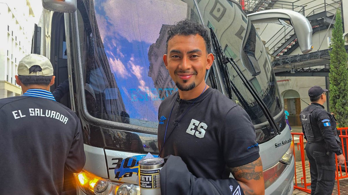 🚍 | ¡Y nos vamos!  

#LaSelecta partió del hotel de concentración con destino al Estadio Cementos Progreso 🏟️ 

#ElSalvador #EliminatoriaMundialista #El2026ESNuestro