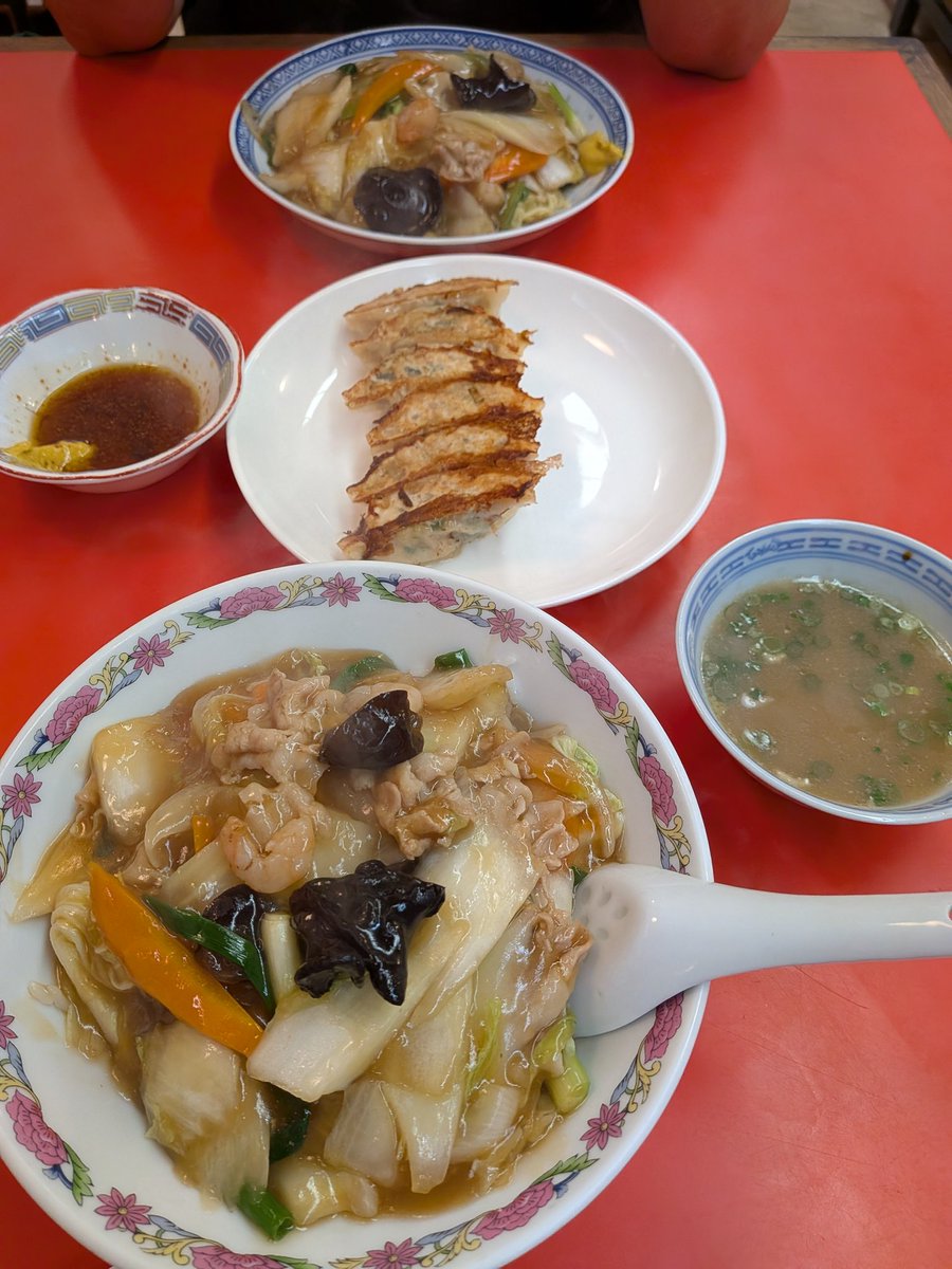 昨日のお昼ご飯　友達は中華焼きそばだったかな
私は中華丼見た目ほぼ同じ👍
#町中華