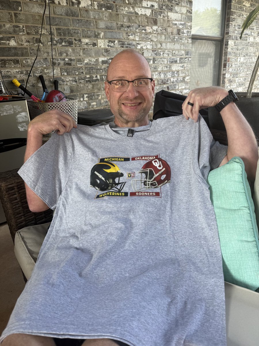 SoonerSheldon's tweet photo. Got my great shirt special made by my woman. Ready to go on Saturday. #thankyoucindy https://t.co/LZKktvk6Ir
