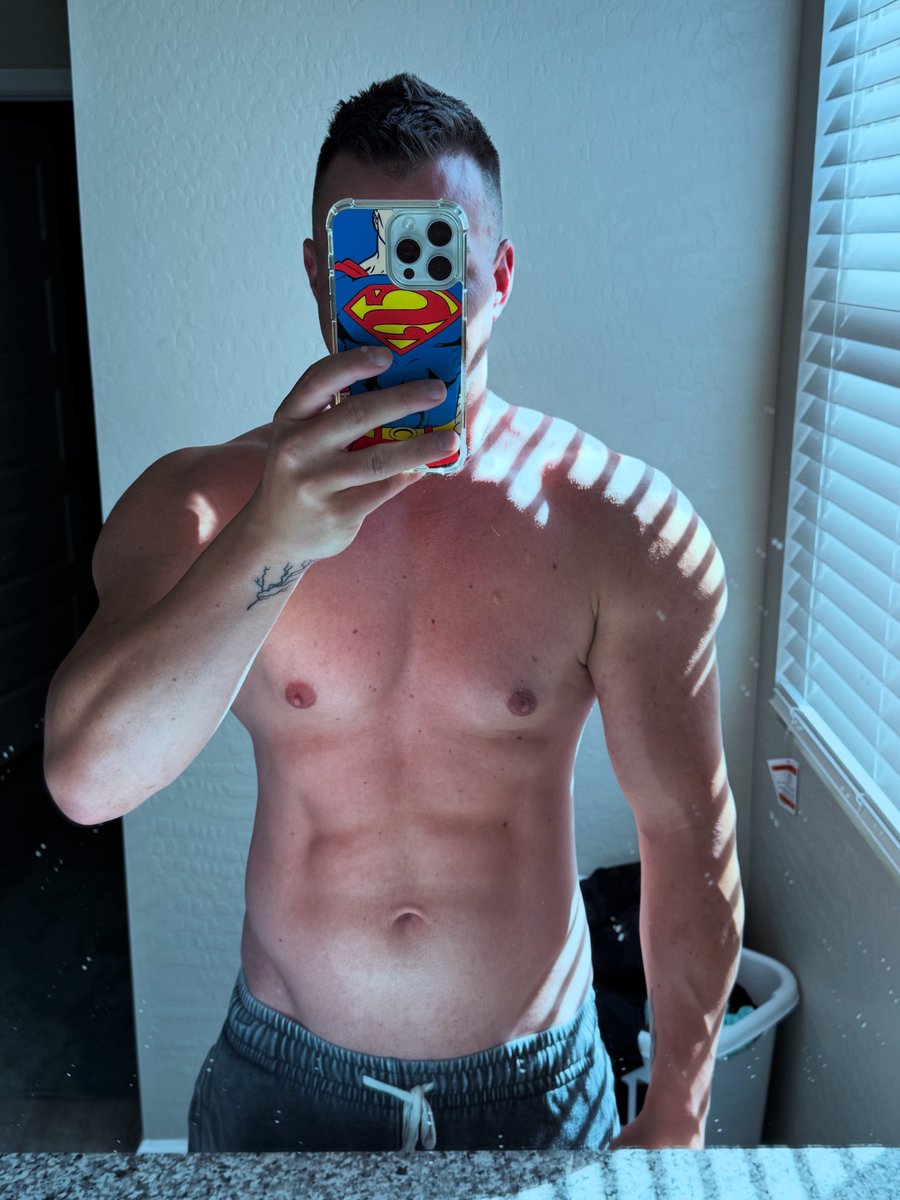 FITDIVO's tweet photo. Sometimes the light just hits right! 
#bodybuilding #bodybuildingmotivation #bodytransformation #roadtothestage https://t.co/k7Ba6FMinx