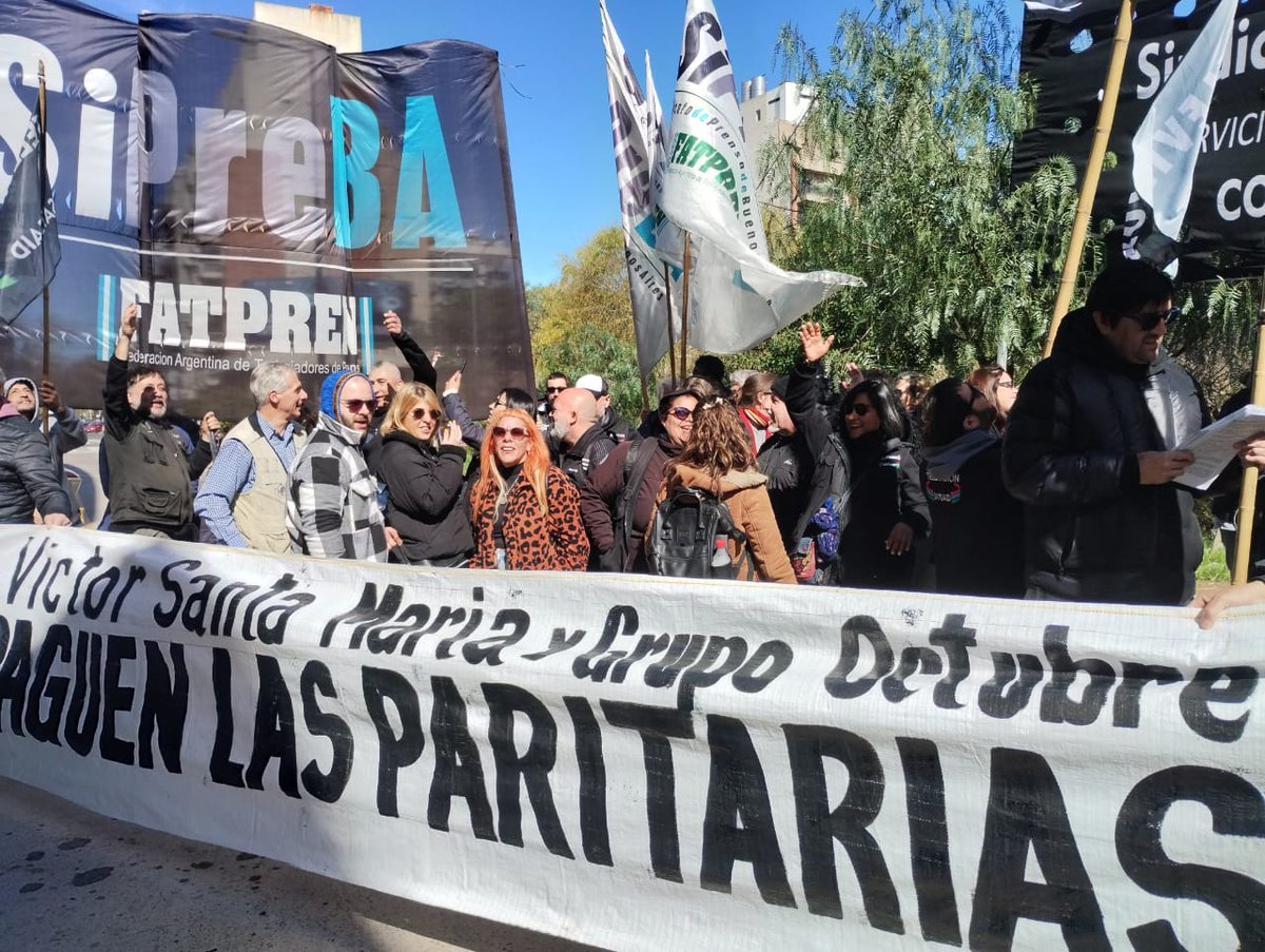 Adriana Meyer (@adrianameyerok) on Twitter photo <a href="/sipreba/">SiPreBA - Sindicato de Prensa de Buenos Aires</a> <a href="/SATSAIDnacional/">SATSAID Nacional</a> <a href="/AguLecchi/">Agu Lecchi</a> <a href="/anapaoletti/">Ana Paoletti</a> <a href="/CITelefeNoti/">C.I. Telefe Noticias</a> <a href="/Canal7SiPreBA/">Trabajadores de Prensa de TV Pública │Canal 7</a> <a href="/delegadosdel9/">Delegados Canal Nueve</a> Ahí estuvimos, presentes con <a href="/delegadesp12/">delegadespagina12</a> protestando porque no nos pagan el aumento paritario ni el retroactivo, ya siendo septiembre. Pero el reencuentro entre compañerxs queridxs nos arrancó una sonrisa. <a href="/sipreba/">SiPreBA - Sindicato de Prensa de Buenos Aires</a> <a href="/SATSAIDnacional/">SATSAID Nacional</a> <a href="/AguLecchi/">Agu Lecchi</a> <a href="/anapaoletti/">Ana Paoletti</a> <a href="/CITelefeNoti/">C.I. Telefe Noticias</a> <a href="/Canal7SiPreBA/">Trabajadores de Prensa de TV Pública │Canal 7</a> <a href="/delegadosdel9/">Delegados Canal Nueve</a> Ahí estuvimos, presentes con <a href="/delegadesp12/">delegadespagina12</a> protestando porque no nos pagan el aumento paritario ni el retroactivo, ya siendo septiembre. Pero el reencuentro entre compañerxs queridxs nos arrancó una sonrisa.