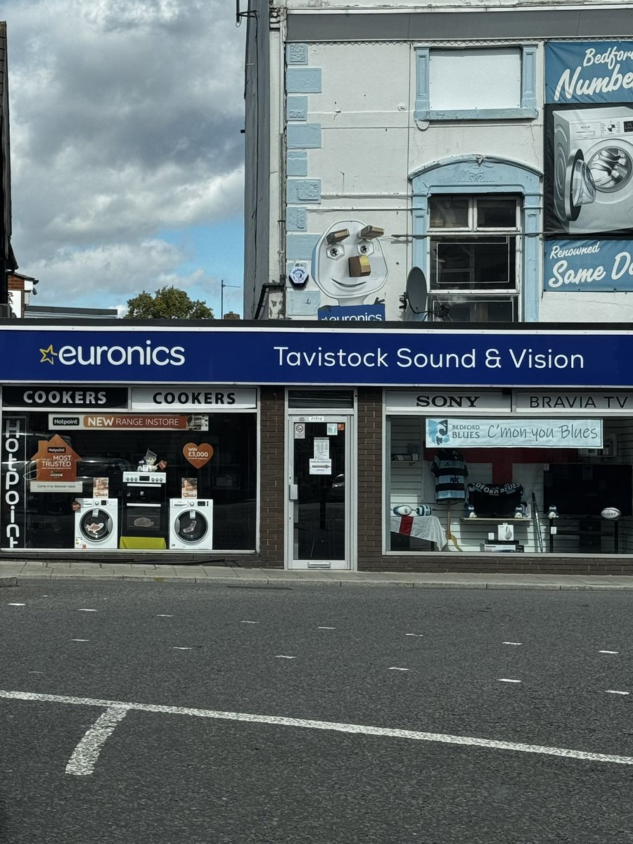 TxtDrive's tweet image. #Bedford is most definitely a rugby town!

So good to see Michael R Peters / Tavistock Sound &amp;amp; Vision with yet another wonderful window display celebrating @BedfordBluesRFC &amp;amp; the start of the new @Champrugby season🥳

They always get it spot on celebrating big sporting events!🤩