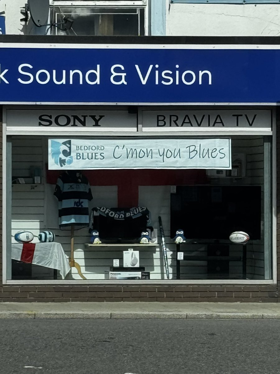 TxtDrive's tweet image. #Bedford is most definitely a rugby town!

So good to see Michael R Peters / Tavistock Sound &amp;amp; Vision with yet another wonderful window display celebrating @BedfordBluesRFC &amp;amp; the start of the new @Champrugby season🥳

They always get it spot on celebrating big sporting events!🤩