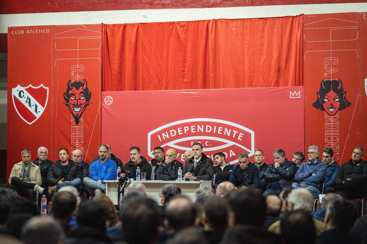 La desastrosa, una vez más, Conmebol, decidió descalificar a #Independiente y que avance Universidad de Chile a cuartos de final.

Impresentables, llamen a elecciones.