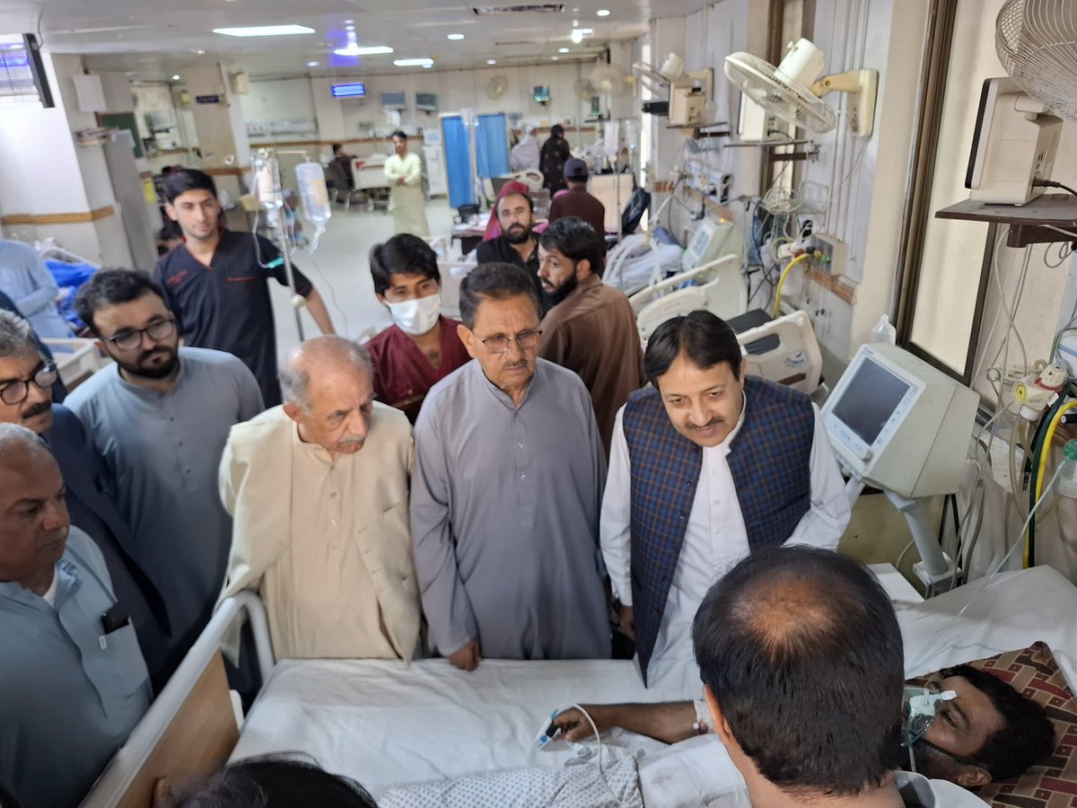 ZayraiPKNAP's tweet photo. "کوئٹہ: پشتونخوا نیشنل عوامی پارٹی کے ایک اعلیٰ سطحی نمائندہ وفد نے بلوچستان نیشنل پارٹی کے حالیہ سانحہ میں زخمی ہونے والے سیاسی کارکنوں  کی عیادت کی اور ان کی جلد صحتیابی کے لیے نیک تمناؤں کا اظہار کیا۔ وفد نے متاثرین کے اہل خانہ کے ساتھ ہمدردی اور یکجہتی کا اظہار کیا https://t.co/qAknhjUfVB