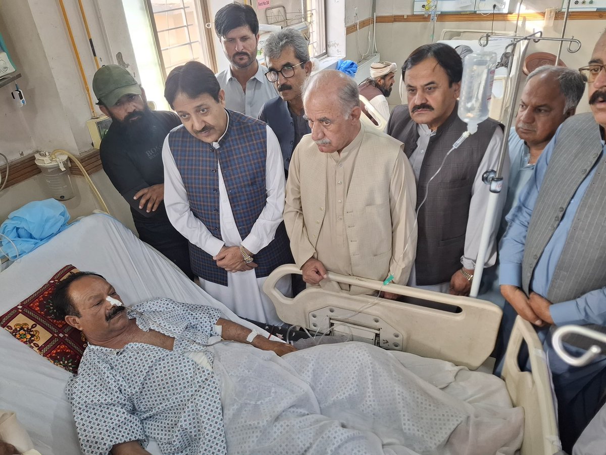 ZayraiPKNAP's tweet photo. "کوئٹہ: پشتونخوا نیشنل عوامی پارٹی کے ایک اعلیٰ سطحی نمائندہ وفد نے بلوچستان نیشنل پارٹی کے حالیہ سانحہ میں زخمی ہونے والے سیاسی کارکنوں  کی عیادت کی اور ان کی جلد صحتیابی کے لیے نیک تمناؤں کا اظہار کیا۔ وفد نے متاثرین کے اہل خانہ کے ساتھ ہمدردی اور یکجہتی کا اظہار کیا https://t.co/qAknhjUfVB