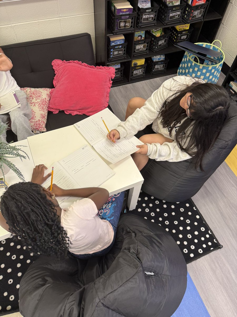 Using the “Think As You Read” Strategy is so important! This group did a great job of listening to the personal narrative “The First Real San Giving Day” and discussing parts of the text that stood out to them by using this strategy. Awesome convos today! 🤓 #BeEvergreen