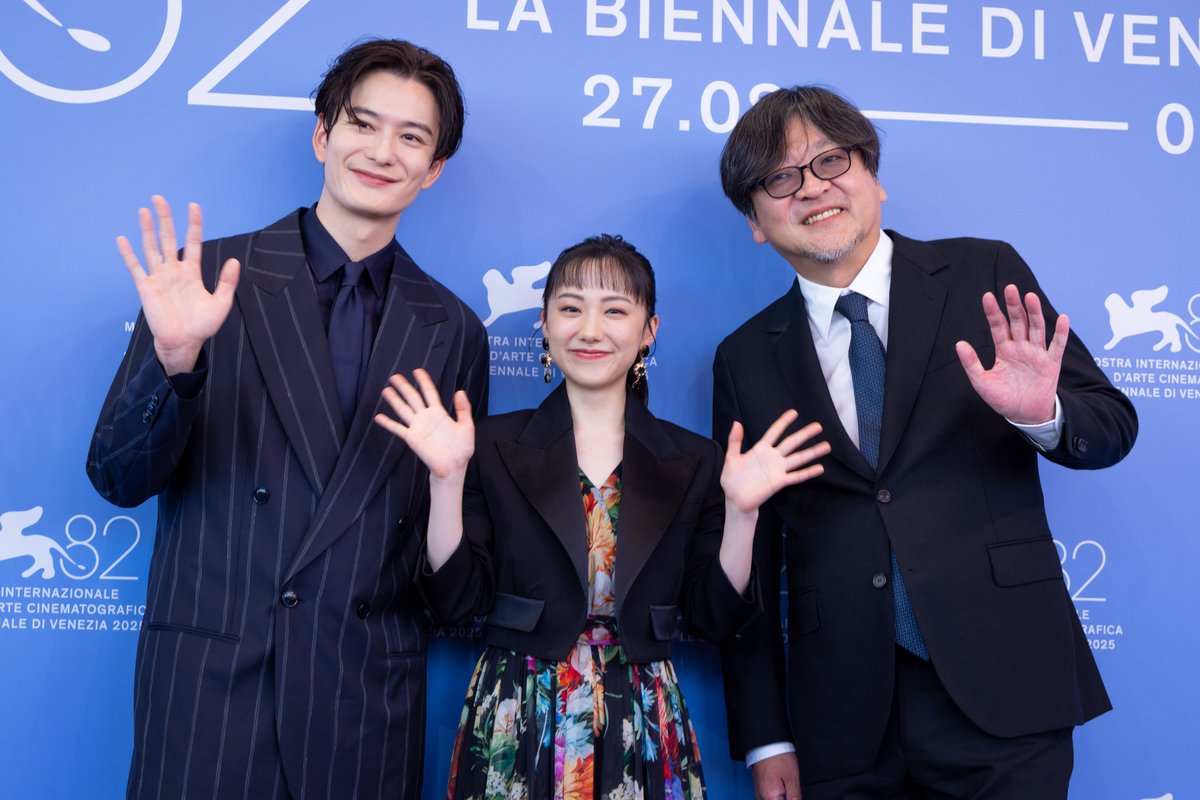 studio_chizu's tweet photo. •⊱ 第82回 #ヴェネチア国際映画祭 ⊰•
     𓂃プレスカンファレンス
　　　　　＆フォトコールに参加𓂃

#細田守 監督、
#芦田愛菜 さん、#岡田将生 さんが
プレスカンファレンス（公式記者会見）
＆フォトコールに登場📸 ⵢ₊˚

作品への熱い想いを語りました✨

@la_Biennale #Venezia82
©︎Kazuko Wakayama

映画『#果てしなきスカーレット』
🎥11.21 𝗙𝗿𝗶 𝗥𝗼𝗮𝗱𝘀𝗵𝗼𝘄