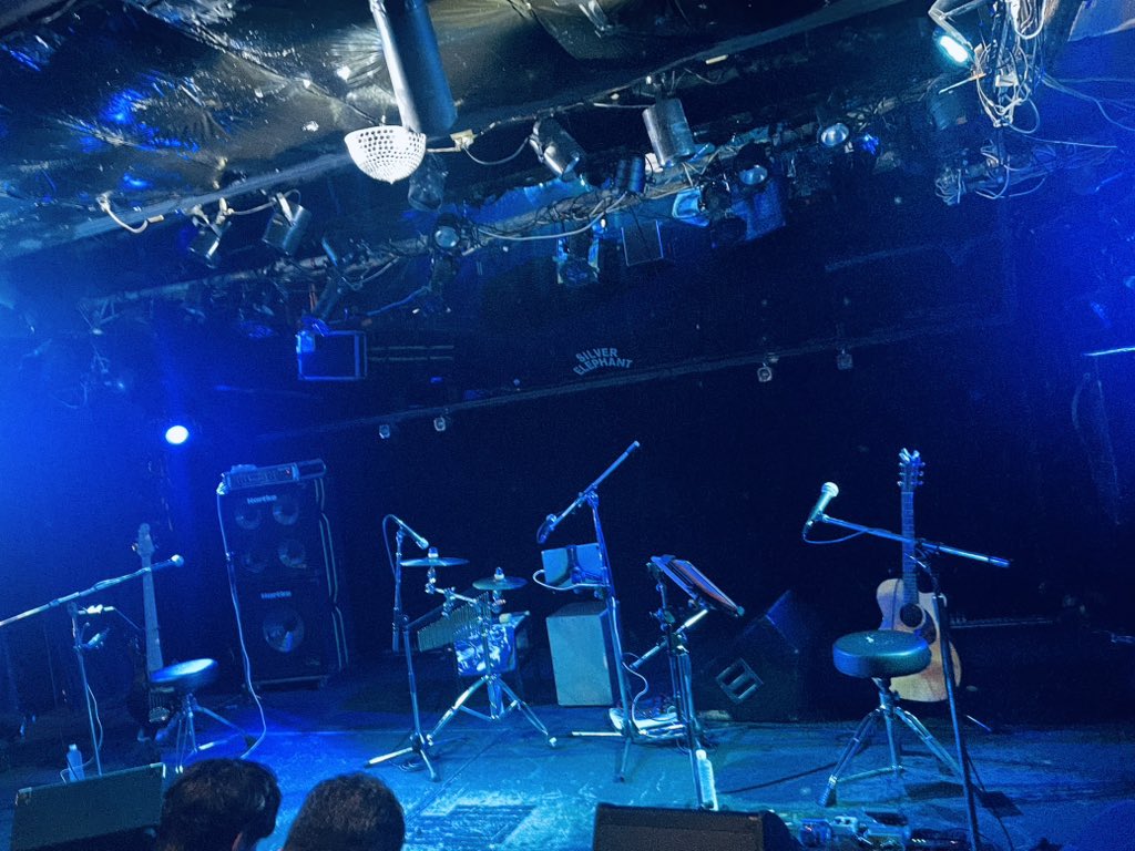 F3p7OkgPm6RlYMy's tweet image. 昨晩は吉祥寺にてやっしー、みのりん、MIZUKIちゃんの仲良し3人ライブへ🎶やっしーワールド満載のトークに、カバーを中心とした演奏にと、ほんわかした雰囲気の中とても楽しめました🥳まさかのMIZUKIちゃんの歌まで聞けるとは‼️しかも上手いし🤩ロンブルでも是非🤣

#YASHIRO #きたむらみのり #MIZUKI