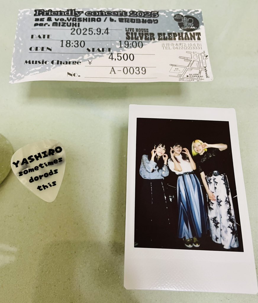 F3p7OkgPm6RlYMy's tweet image. 昨晩は吉祥寺にてやっしー、みのりん、MIZUKIちゃんの仲良し3人ライブへ🎶やっしーワールド満載のトークに、カバーを中心とした演奏にと、ほんわかした雰囲気の中とても楽しめました🥳まさかのMIZUKIちゃんの歌まで聞けるとは‼️しかも上手いし🤩ロンブルでも是非🤣

#YASHIRO #きたむらみのり #MIZUKI