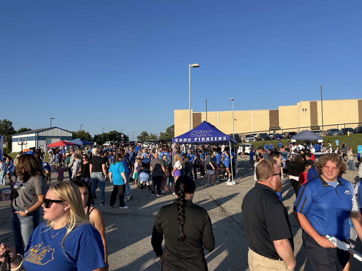 TheKCSD's tweet image. It’s a nice night for the Simon Kenton High School Homecoming parade and carnival. #TeamKenton #CommunityEngagement ⁦@SKHSFootball⁩ ⁦@SKHSAthletics⁩ ⁦@SimonKenton2⁩ ⁦