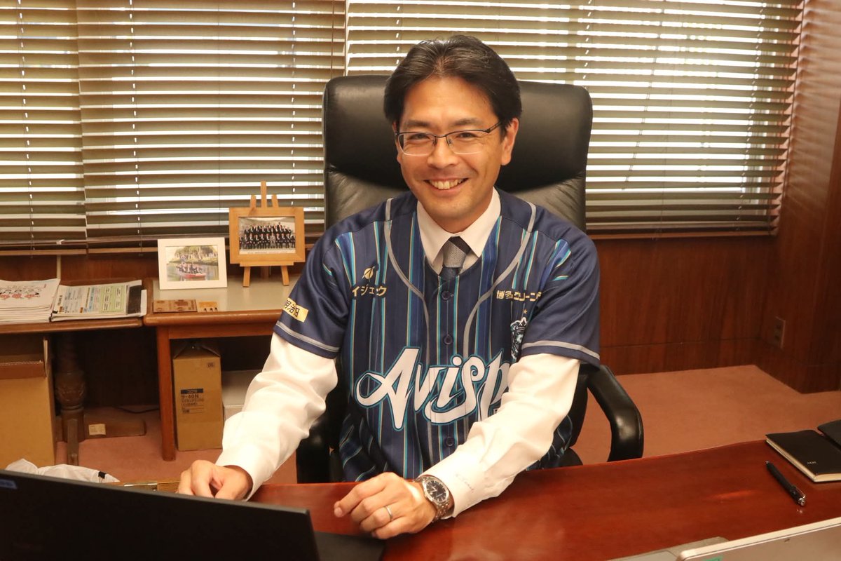 早朝のストレッチと軽めのウォーキングからスタート。連日分刻みの中、昨日は様々なテーマでテレビや雑誌の取材も。ご注目いただいていることを励みに頑張ります。

アビスパ福岡30周年記念シャツ、今週は経営戦略課と環境課の職員が着用して盛り上げています⚽️

#古賀市 #アビスパ福岡