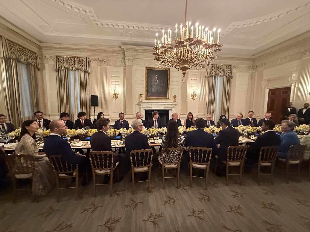 🚨 NOW: President Trump is hosting a dinner with Mark Zuckerberg, Bill Gates, and other major tech CEOs at the White House.

👀

📸 <a href="/LibbeyDean_/">Libbey Dean</a>