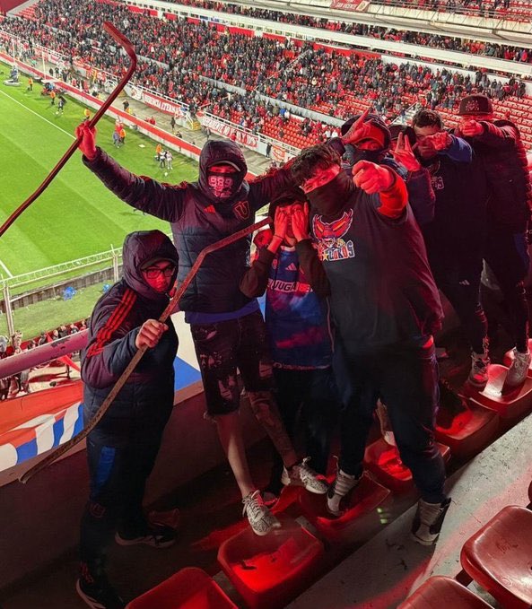 lauronaveira's tweet photo. ❌ Mafia e impunidad total. 

🤦🏻‍♂️ Ganas la ida, a la vuelta rompes todo, agredis a la hinchada contraria, provocas la cancelación del partido y pasas de fase.

😬 Esa es la lógica #Conmebol.

‼️ #Independiente - #UDeChile quedará una mancha histórica en el futbol sudamericano. https://t.co/JSDkYB5InZ