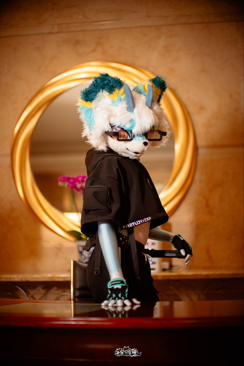 #FursuitsFriday 
服务老板也算是工作内容之一哦w
📷：<a href="/tjeng_andy/">亓安想拍照</a>