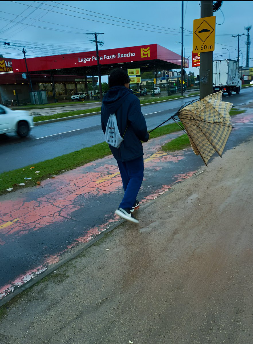 olha as coisas que acontecem comigo

o meu guarda chuva quebrou com o vento no meio da chuva de hj a tarde HAHAHAH