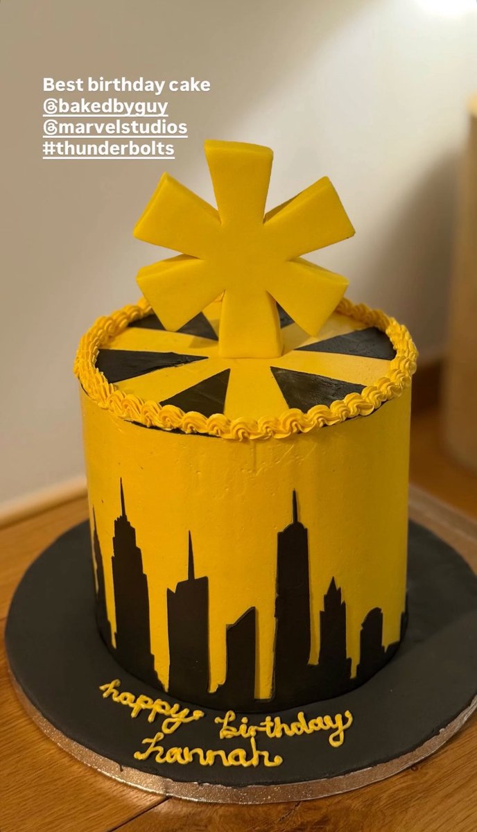 O bolo de aniversário da atriz da Fantasma na sua festa ontem 💛💛

Quando o elenco ama de verdade e se entrega ao personagem >>>>