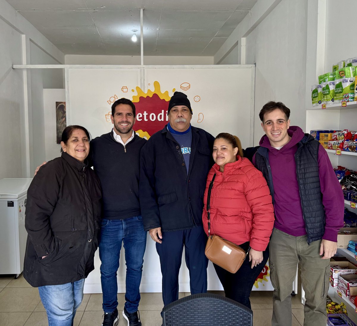 Nada duele más que tener que dejar el lugar donde naciste: tu familia, tus costumbres, tu rutina, tus amigos y vecinos.

Hoy, en el Día del #Inmigrante, pasamos a saludar a Jonhy y su mujer, venezolanos que hace dos meses abrieron Detodito, un quiosco sobre la Ruta 8 🇦🇷🇻🇪