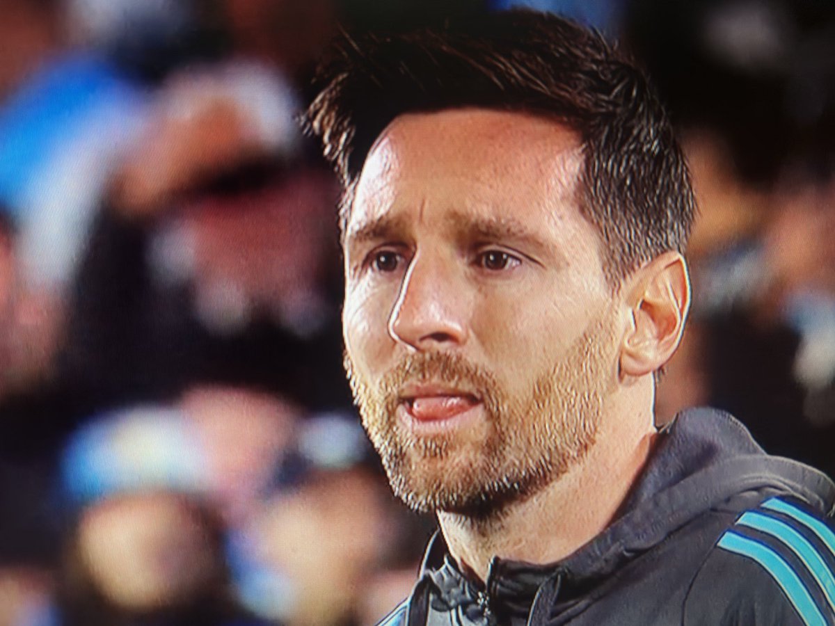 mbergero's tweet image. Llora Messi y no podés no lagrimear. Gracias Capitán!!❤️❤️❤️