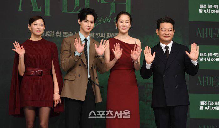 Kdramastars1's tweet photo. ⭐️~عُقد المؤتمر الصحفي لدراما <#QueenMantis> بحضور كُل من #KoHyunJung و #JangDongYoon و #ChoSeongHa و #LeeEl. https://t.co/GY3YXcG5th