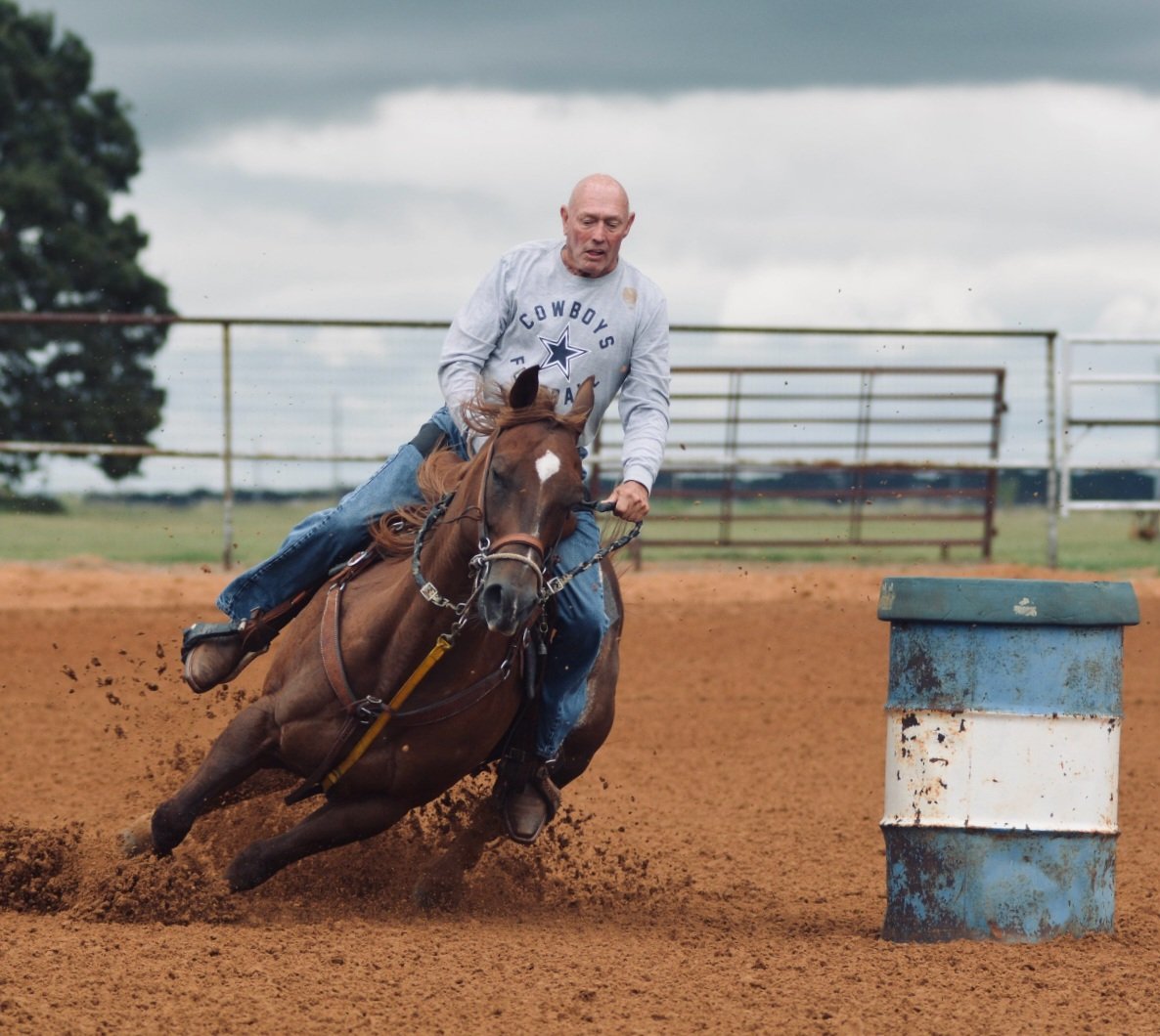751ALF's tweet image. Yes! Your 2025 NARC&amp;amp;SP Classic Men's saddle winner! He's still got it at 75. And Miss Kitty getting after it.