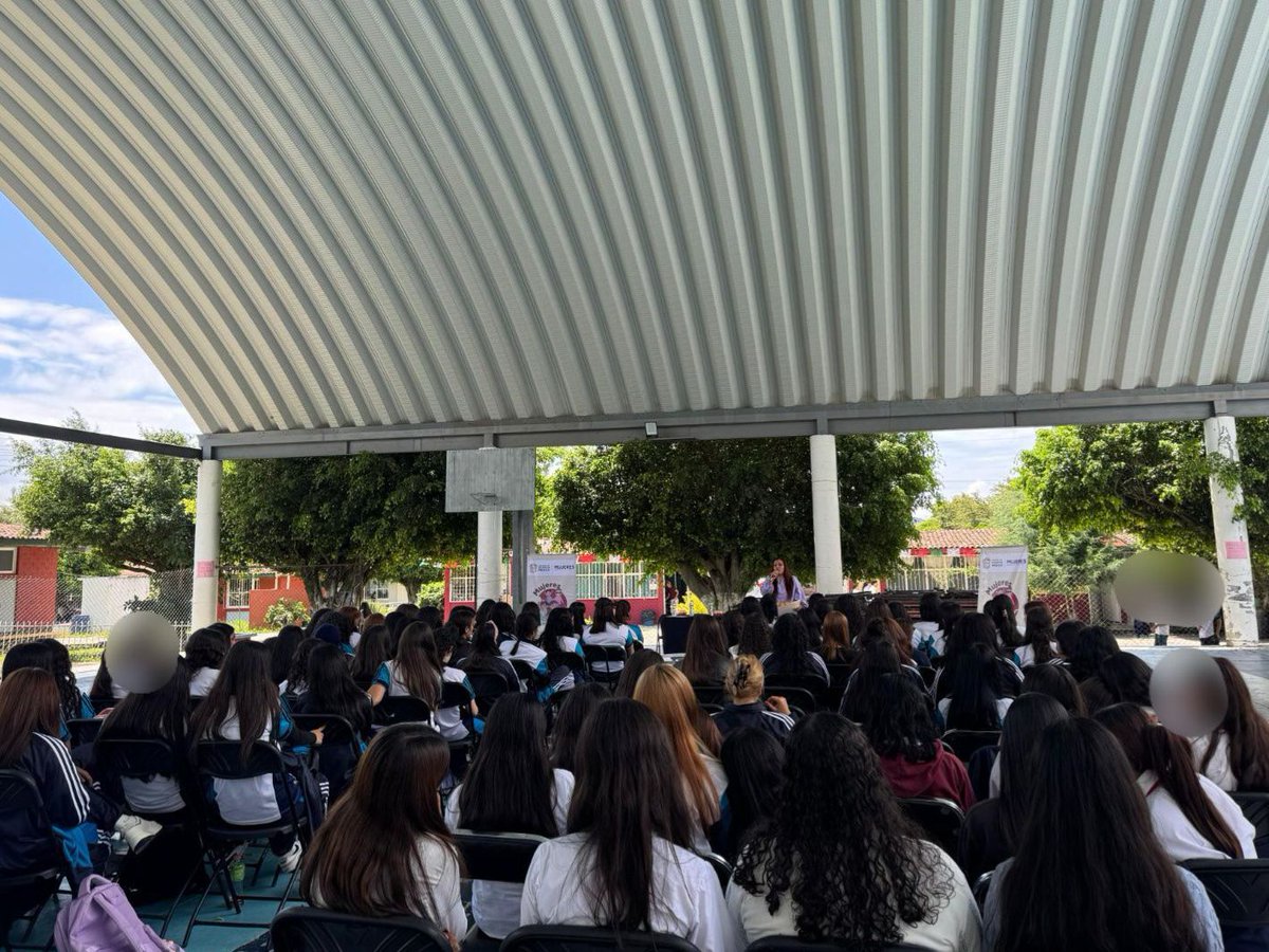 En la #SeMujeres, a través de la estrategia #MujeresExtraordinarias, seguimos impulsando un cambio cultural que rompa con los roles y estereotipos de género que históricamente han limitado las oportunidades de niñas y adolescentes del Estado de México. (1/2)
