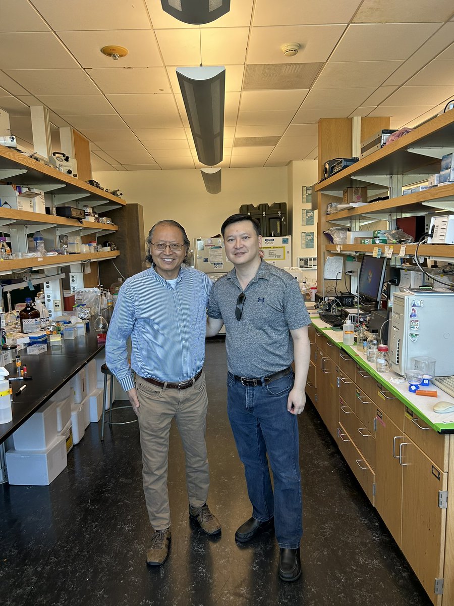 ChengLabUCR's tweet photo. Glad to have Dr. Justin Fu visit us today. Justin was an undergraduate student working with me at UC Berkeley campus and we even published a paper together https://t.co/la1yqQ6cGg. He is now an associate professor at UCR med school. https://t.co/PAx7OpcxLA