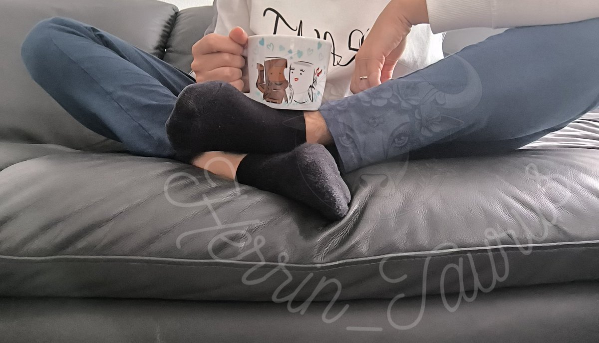 ella084t's tweet photo. Was befindet sich in meiner Tasse ? Schreibt es in die Kommentare-bin schon gespannt wer mich gut kennt. 😌
#füße #socken #beine #herrin #geldherrin #findom #zahlsklave #sockslovers #smellysocks https://t.co/fNkZj5duBT