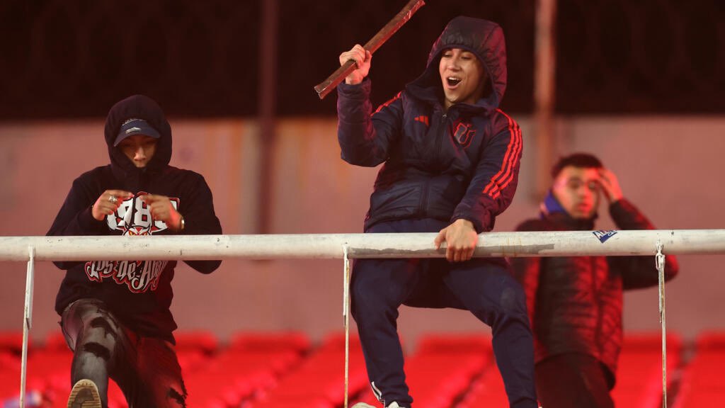 Entonces ganas el partido de IDA y después en la revancha rompes todo, agredis al público rival y la Conmebol te clasifica. Excelente. SON UN PAPELÓN!. 

#Independiente #Conmebol #UDeChile