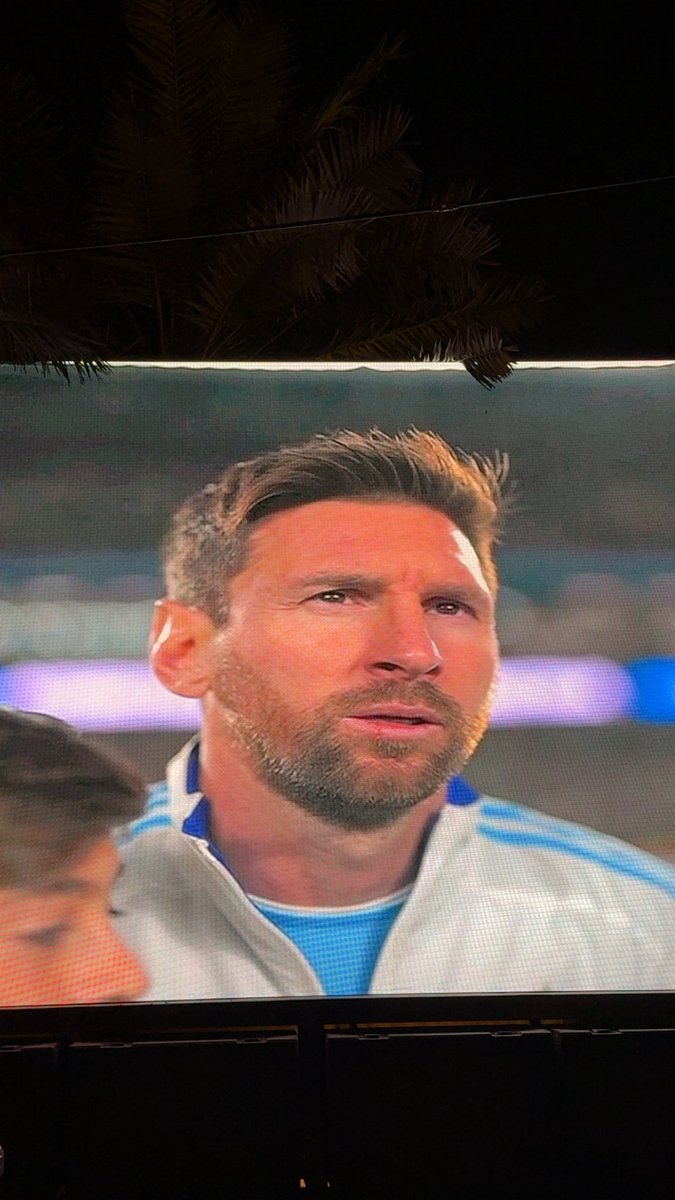 رجوت عيني ان تكف دموعها 
يوم الوداع نشدتها لا تدمعي
اغمضتها كي لا تفيض فأمطرت
ايقنت انني لست املك مدمعي