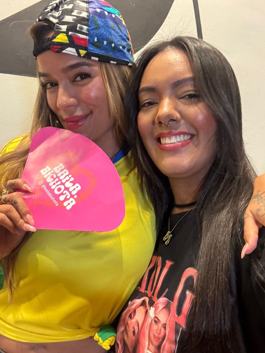 a gente vai dormir sonhando com a karol g segurando o leque da baila, bichota