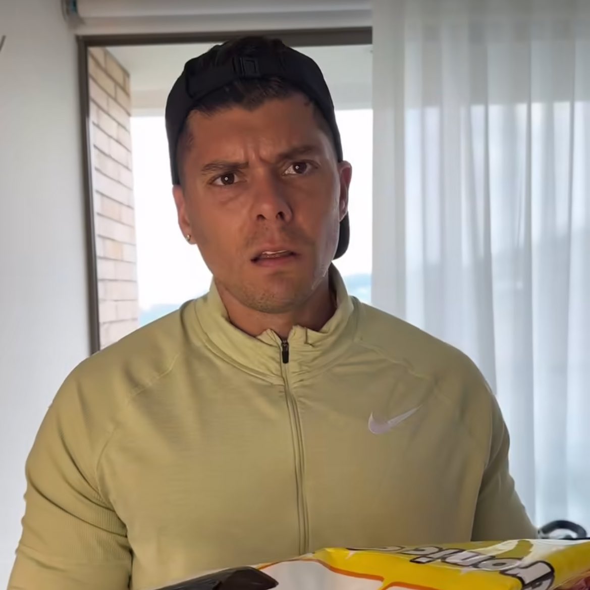 Jader_Silvera's tweet photo. Cierto que el arquero de Bolivia 🇧🇴 se parece mucho al esposo de La Segura, este muchacho, cómo es que se llama: Ignacio Baladan.

#FútbolRCN 

#COLvsBOL https://t.co/b710JY0ne5