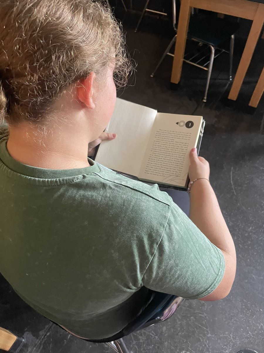 ReedAcademy1's tweet image. Did you know Dr. Lathan loves to read?! That’s why we have DEAR time, and we at Reed are looking forward to continuing this tradition! Time to stop, drop everything and read. Seeing students read is one of our favorite things. 📖📚❤️ #readtosucceed #DEARtime #spsreadtosucceed