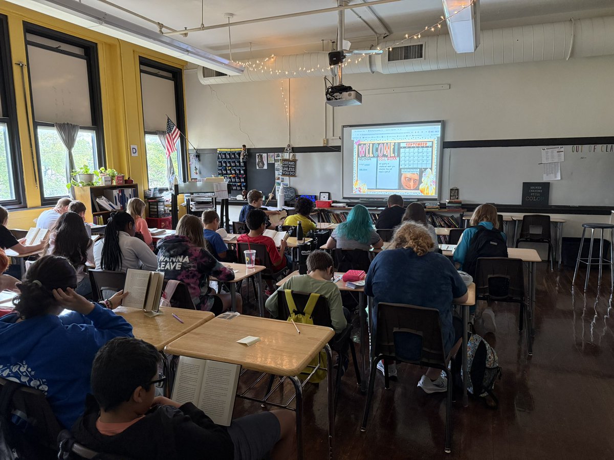 ReedAcademy1's tweet image. Did you know Dr. Lathan loves to read?! That’s why we have DEAR time, and we at Reed are looking forward to continuing this tradition! Time to stop, drop everything and read. Seeing students read is one of our favorite things. 📖📚❤️ #readtosucceed #DEARtime #spsreadtosucceed