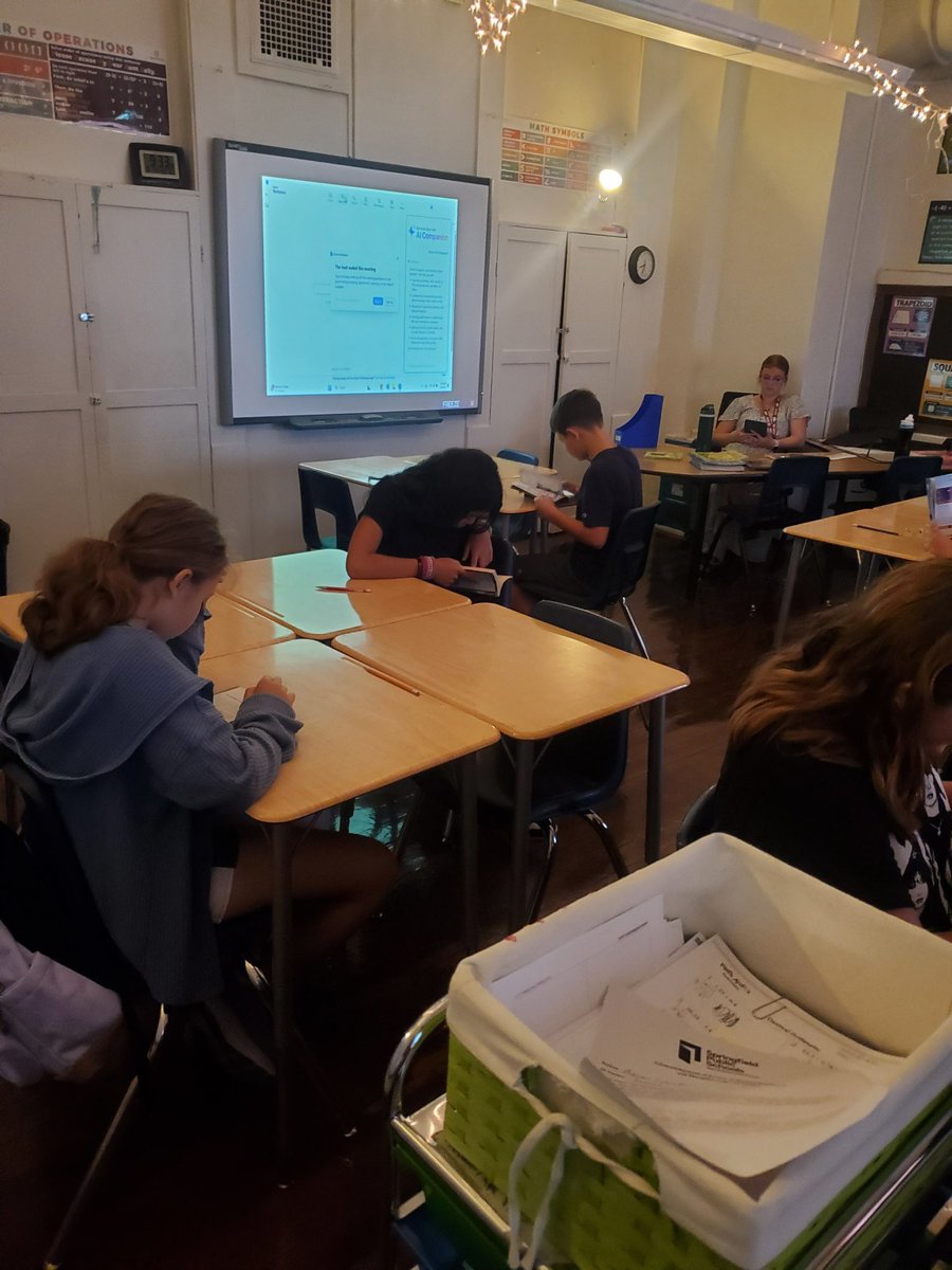 ReedAcademy1's tweet image. Did you know Dr. Lathan loves to read?! That’s why we have DEAR time, and we at Reed are looking forward to continuing this tradition! Time to stop, drop everything and read. Seeing students read is one of our favorite things. 📖📚❤️ #readtosucceed #DEARtime #spsreadtosucceed