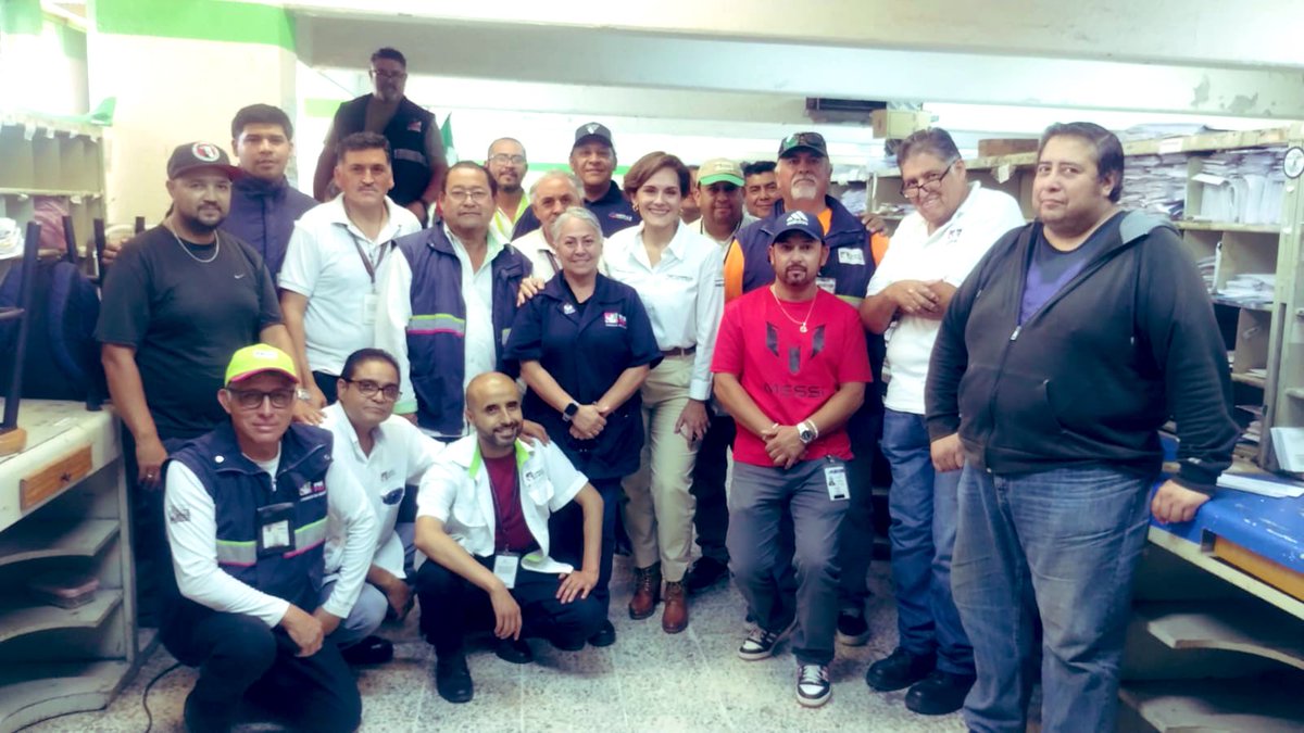 violeta_abreu's tweet photo. En #Tijuana tuve el gusto de saludar a nuestros carteros; con su esfuerzo y entrega hacen grande a @CorreosdeMexico 

Un reconocimiento especial a María de los Ángeles Solís Jiménez, jefa de carteros con 30 años de servicio, ejemplo de compromiso y vocación que  inspira.

¡Gracias por mantener vivo el espíritu postal en cada rincón de nuestro país! 📮✨