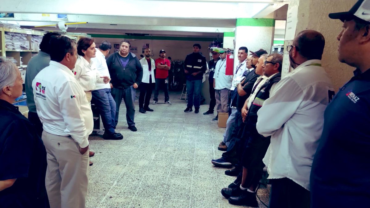 violeta_abreu's tweet photo. En #Tijuana tuve el gusto de saludar a nuestros carteros; con su esfuerzo y entrega hacen grande a @CorreosdeMexico 

Un reconocimiento especial a María de los Ángeles Solís Jiménez, jefa de carteros con 30 años de servicio, ejemplo de compromiso y vocación que  inspira.

¡Gracias por mantener vivo el espíritu postal en cada rincón de nuestro país! 📮✨