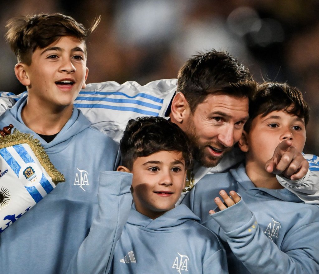 ¿BUSCANDO A ANTONELA?

📸 La foto de Messi y sus hijos Thiago, Ciro y Mateo instantes antes de Argentina vs. Venezuela