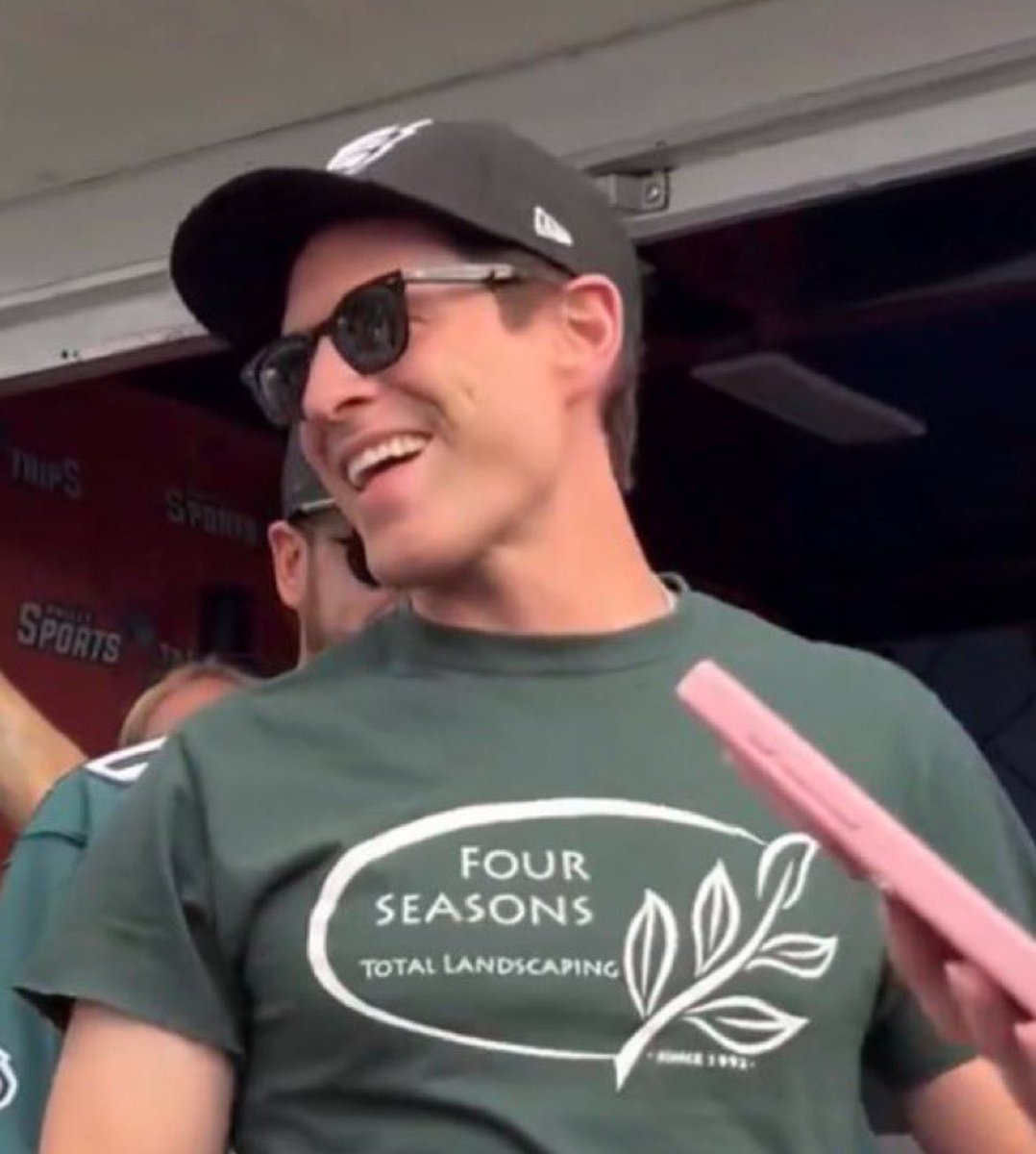 spidercanileave's tweet photo. glenn repping a landscaping business instead of an eagles jersey lolllll https://t.co/nPybPdpQGo