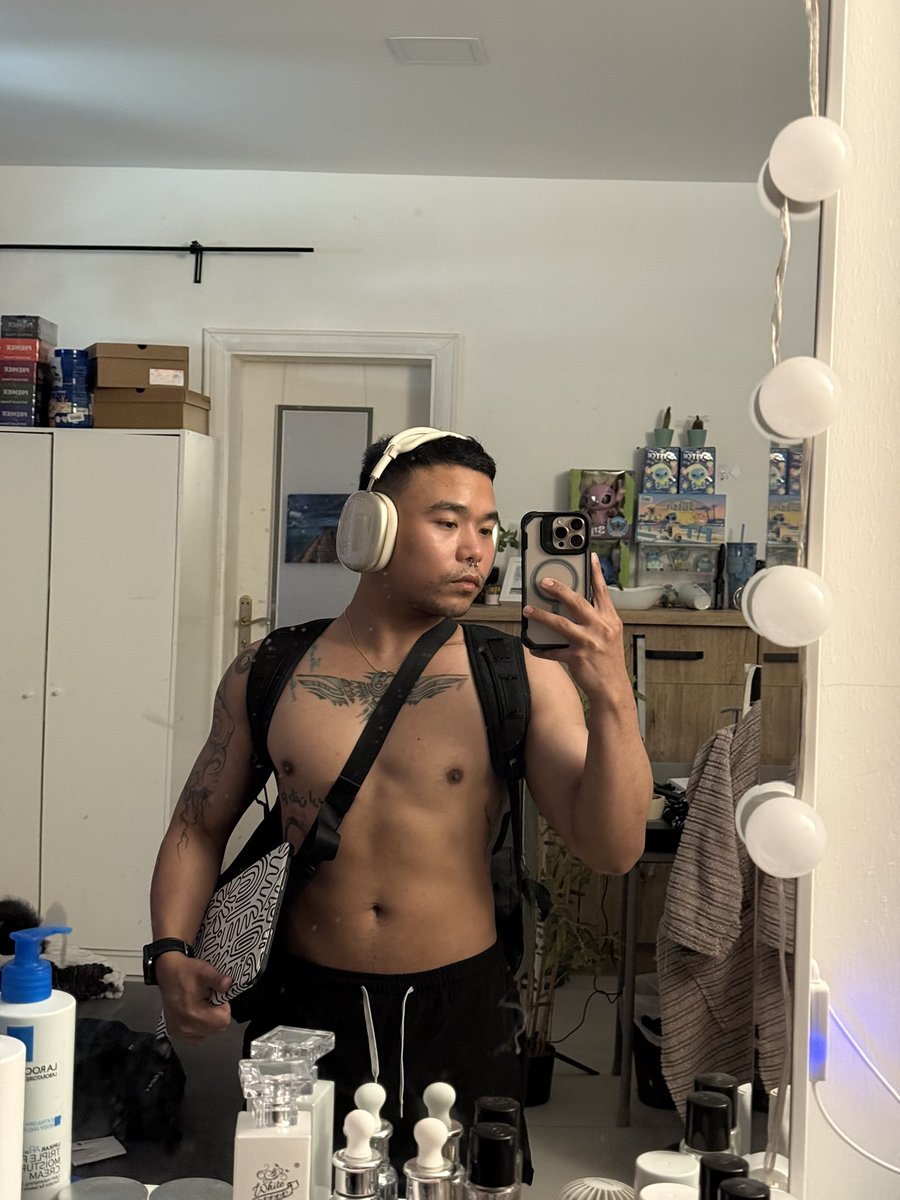 bumbleboi12's tweet photo. Before Vacation vs. 4weeks in the Philippines https://t.co/C8Msmy3KC6