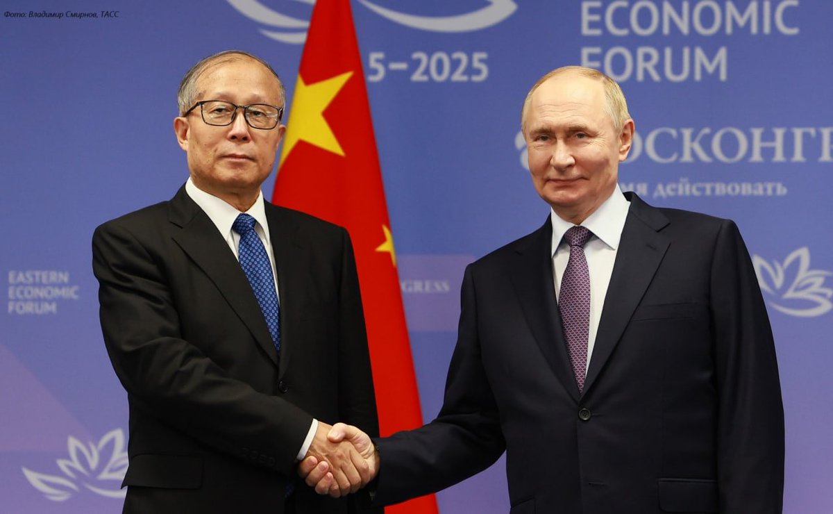 mfa_russia's tweet image. 🇷🇺🇨🇳 President Vladimir Putin to Vice Chairman of the Standing Committee of the National People’s Congress of China Li Hongzhong during talks on the #EEF2025 sidelines:

💬 I am confident that your participation in the #EEF will be engaging &amp;amp; productive.

t.me/MFARussia/26289