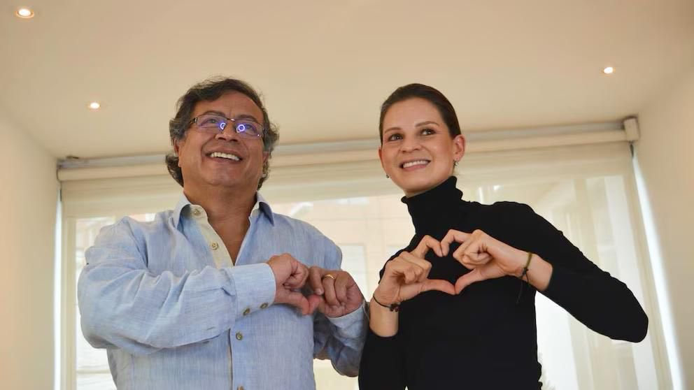 Mi Presidente <a href="/petrogustavo/">Gustavo Petro</a> y mi senadora <a href="/andreanimalidad/">Andrea Padilla Villarraga 🪽🐾</a> ❤️ hoy no puedo estar más feliz y podría poner aquí tantas fotos de ustedes dos trabajando hombro a hombro por la vida, como esta del pasado 5 de mayo de 2022 <a href="/AABenedetti/">Armando Benedetti</a>